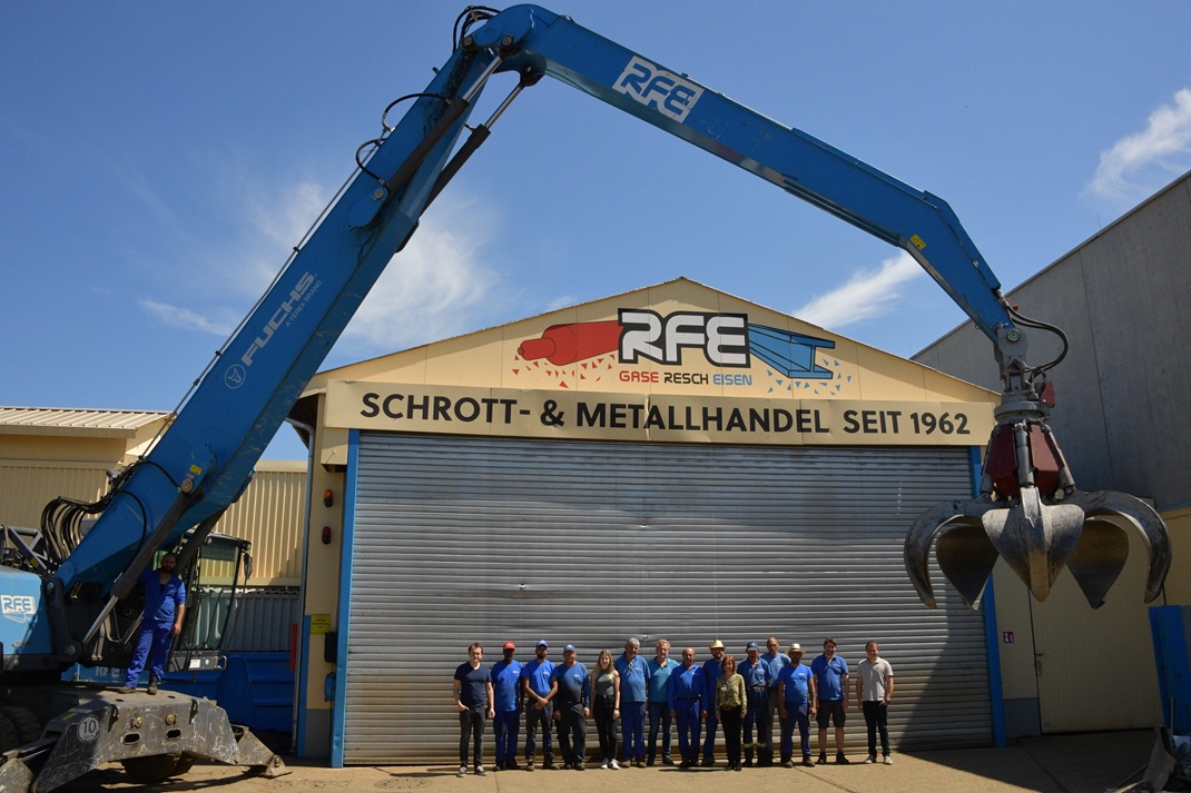 Bagger mit Mitarbeiter